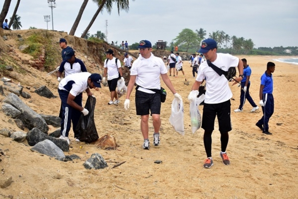 ජපාන නාවික හමුදා සාමාජිකයින් වෙරළ පිරිසිදු කිරීමේ වැඩසටහනක